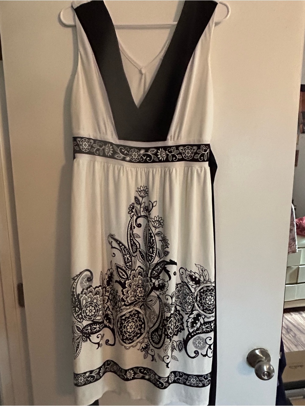 Cato Black and White Sleeveless Floral V-Neck Fit-and-Flare Dress - Picture 2 of 5
